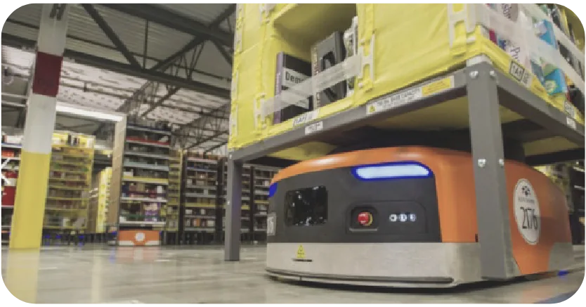 Robot Amazon transportant une étagère dans un entrepôt